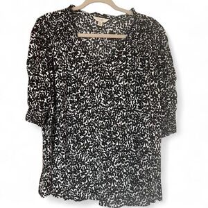 Terra & Sky Black and White Printed V-Neck Blouse